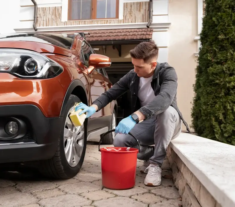 Lavage auto à domicile Oizon : professionnel intervenant sur un véhicule
